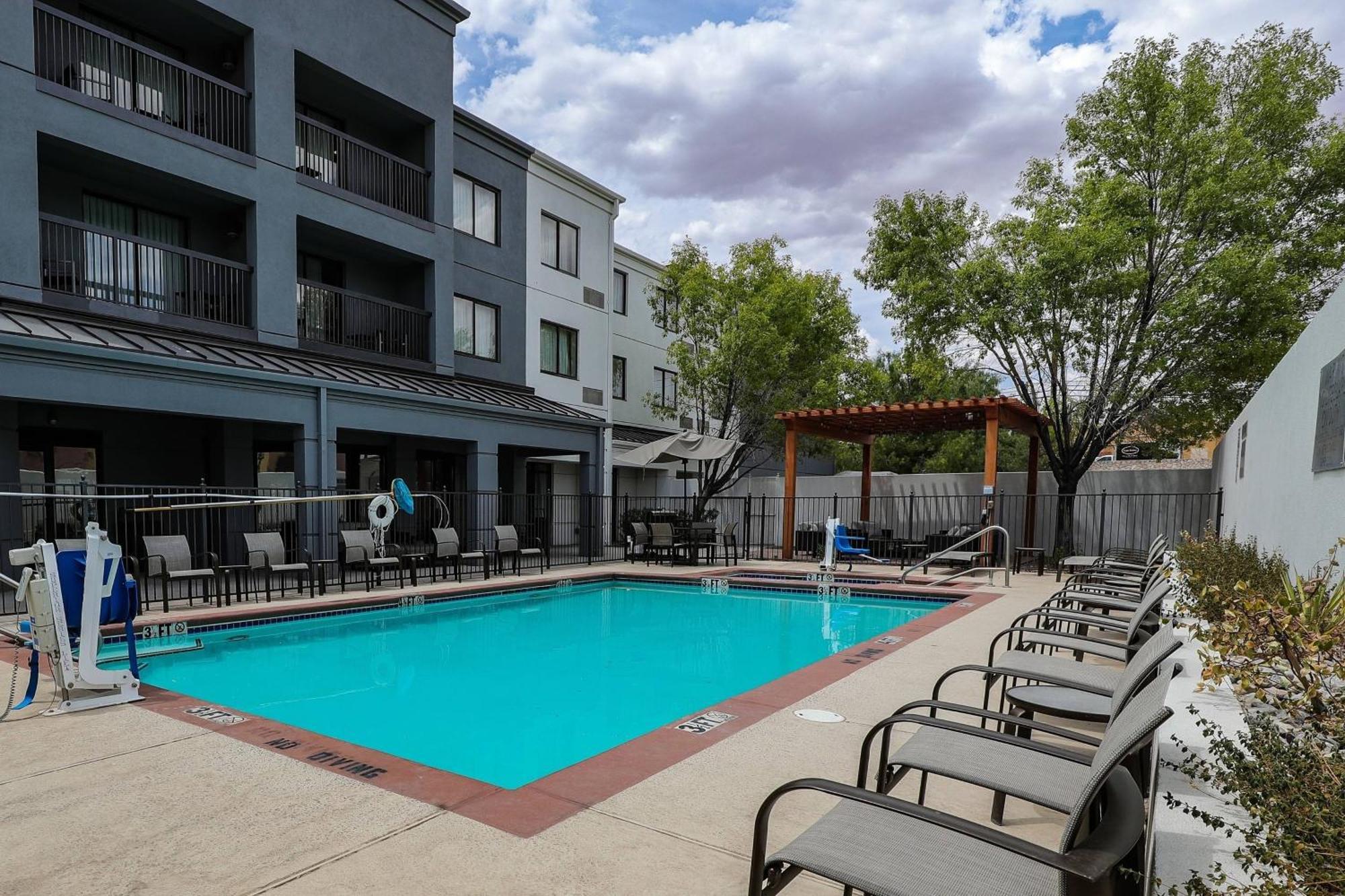 Courtyard El Paso Airport Hotel Bagian luar foto